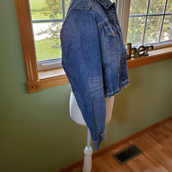 Express small petite cropped jean jacket. - Picture 3 of 6